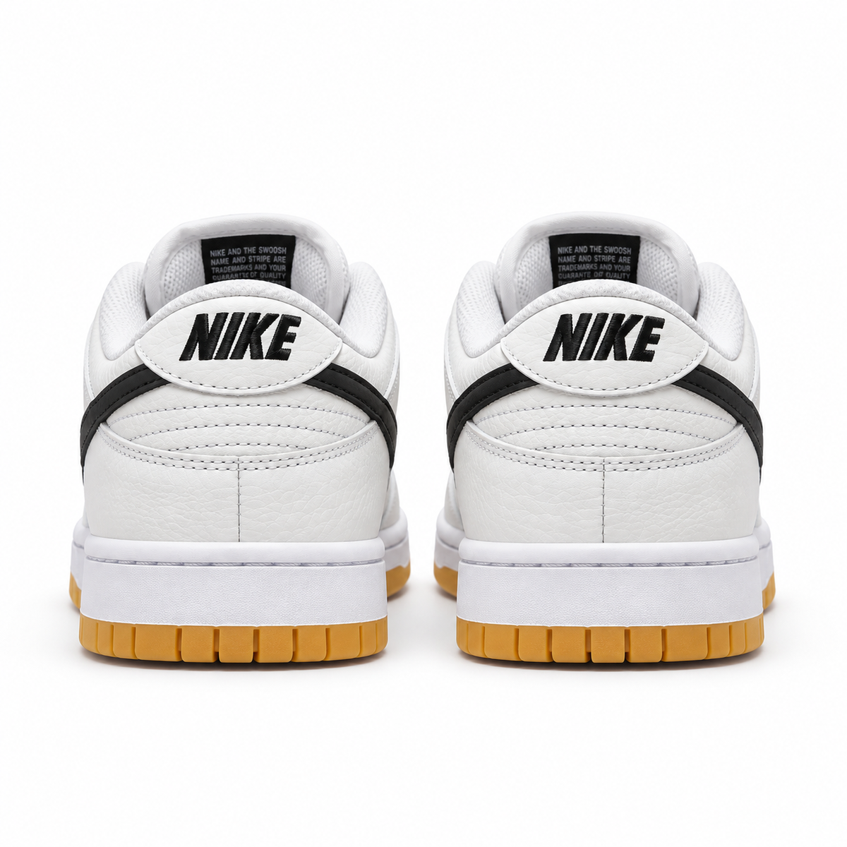 Par Nike Dunk Low blanco con Swoosh negro y suela gum, vista trasera