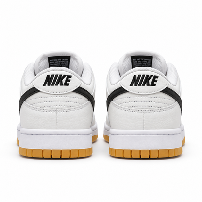 Par Nike Dunk Low blanco con Swoosh negro y suela gum, vista trasera