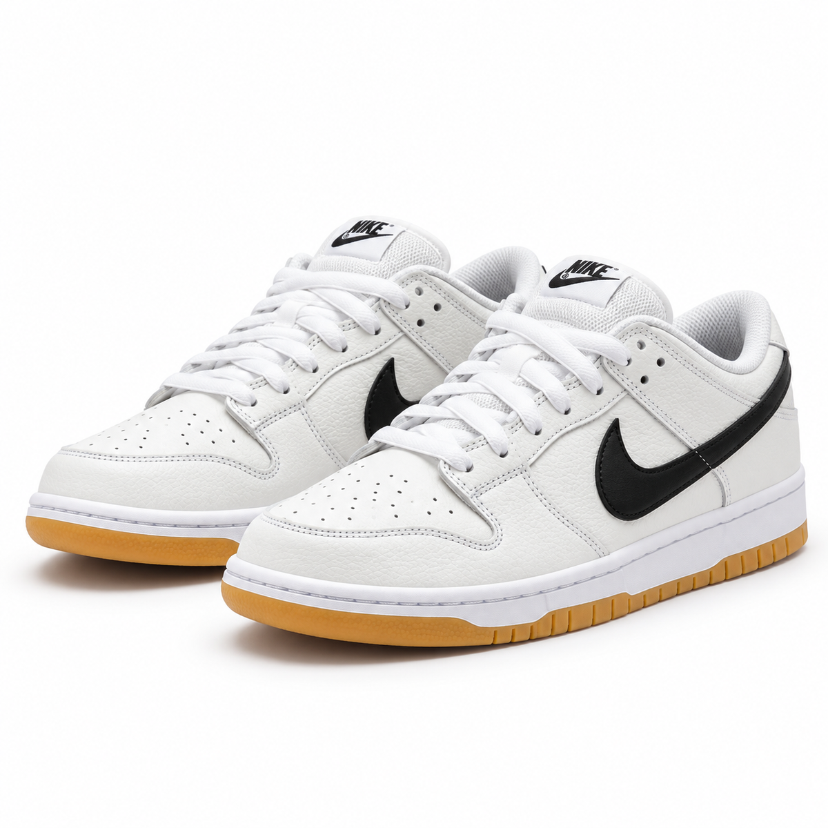 Par Nike Dunk Low blanco con Swoosh negro y suela gum, vista tres cuartos